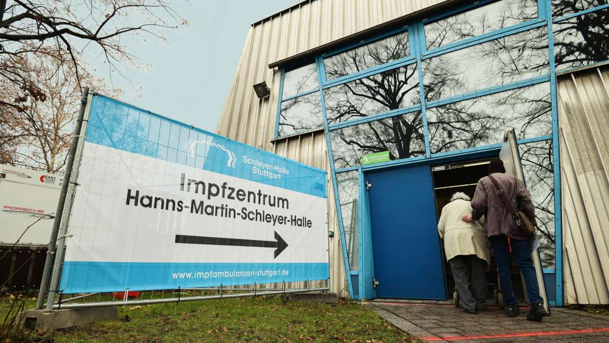  In der neuen Impfambulanz in der Hanns-Martin-Schleyer-Halle geht es am Eröffnungstag ruhig zu. Pro Tag sollen aber bis zu 2800 Menschen einen Piks bekommen. 