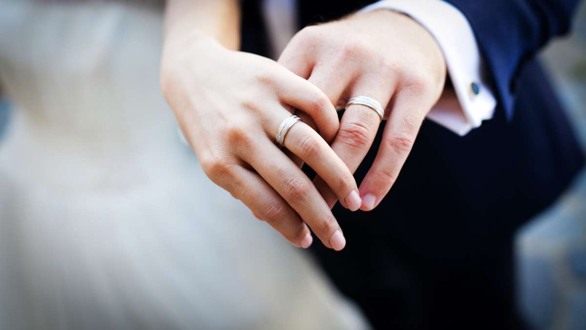 links oder rechts – An welcher Hand trägt man üblicherweise den Ehering?