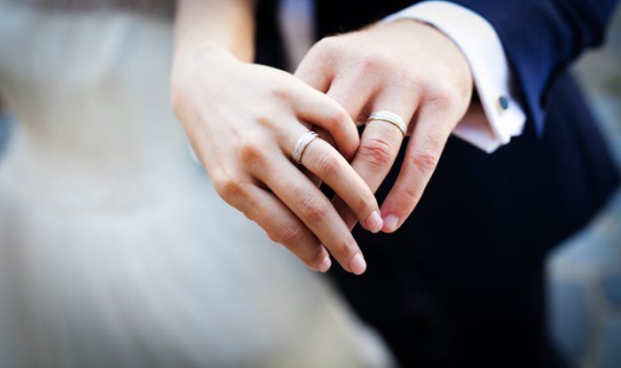 links oder rechts – An welcher Hand trägt man üblicherweise den Ehering?