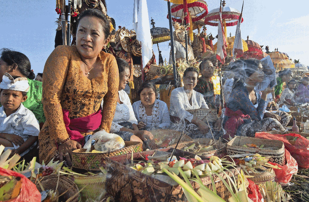 Bunt, laut und fröhlich feiern die Balinesen den Vorabend von Nyepi. Foto: Helge Bendl