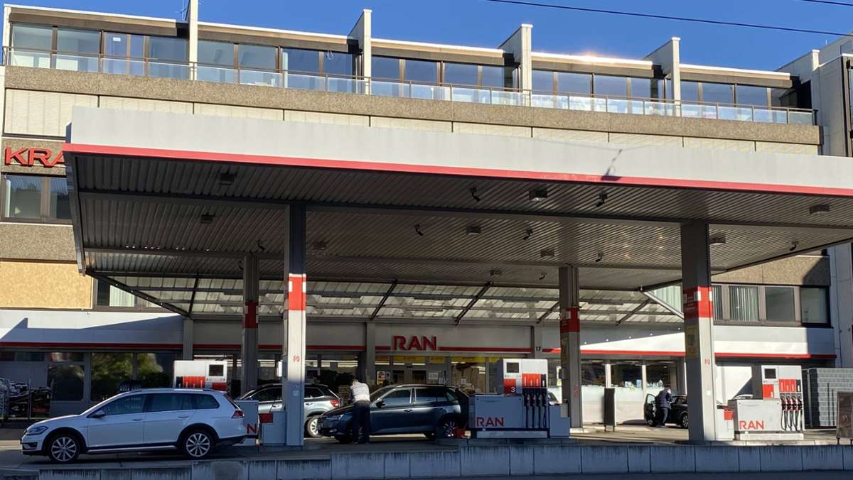  Zwei Bewaffnete überfallen in der Nacht zum Sonntag eine Tankstelle in Stuttgart-Wangen. Eine Fahndung blieb bislang erfolglos. Nun veröffentlicht die Polizei Fotos der mutmaßlichen Täter. Die Bilder befinden sich in unserer Fotostrecke. 