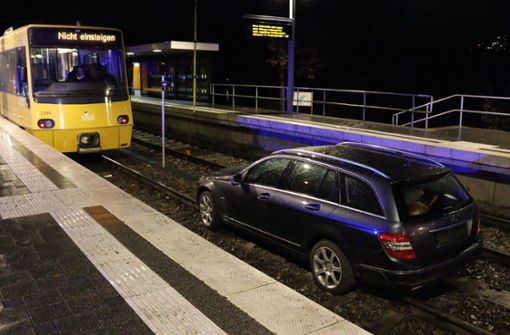69-Jährige fährt Hunderte Meter im Gleisbett – Kran birgt Auto