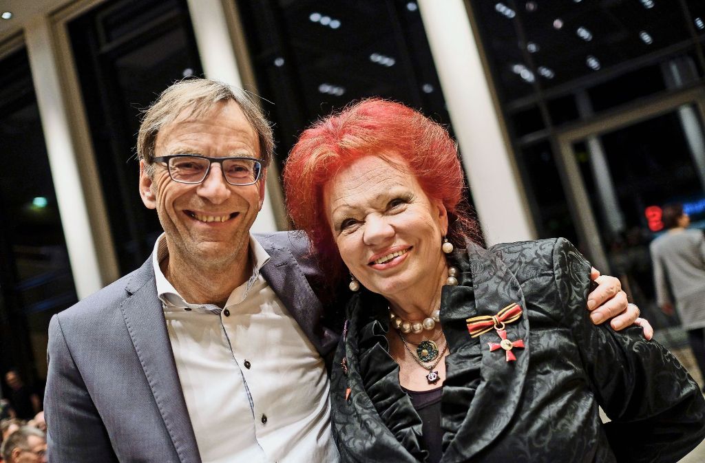 Bürgermeister Werner Wölfle und Laura Halding-Hoppenheit bei der Feier zum 40. Geburtstag des Kings Clubs im Rathaus.