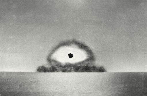 Ein Feuerball in der Wüste: nach der Detonation kam der atomare Niederschlag Foto: AP