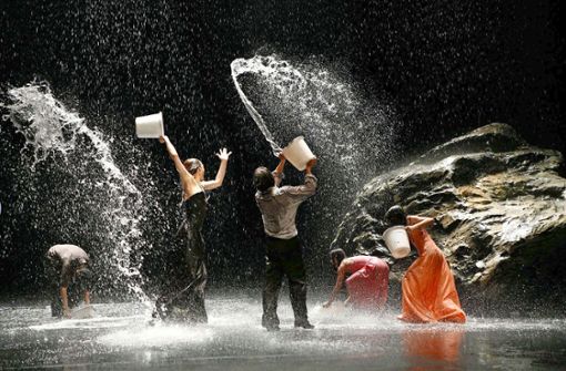 Sogar Wasserschlachten gibt es auf  der Bühne. Foto: Laurent Philippe
