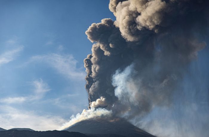 Vulkan Ätna spuckt Lava und Asche - Flughafen Catania vorerst geschlossen