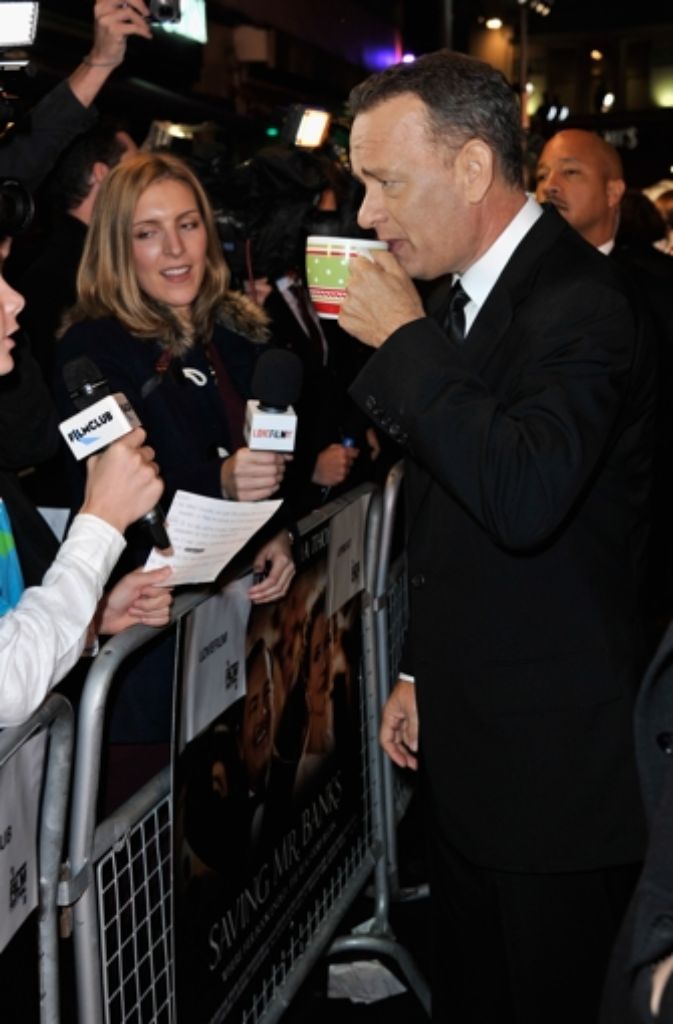 Die Teetasse in der einen, den Stift in der anderen Hand: Tom Hanks.