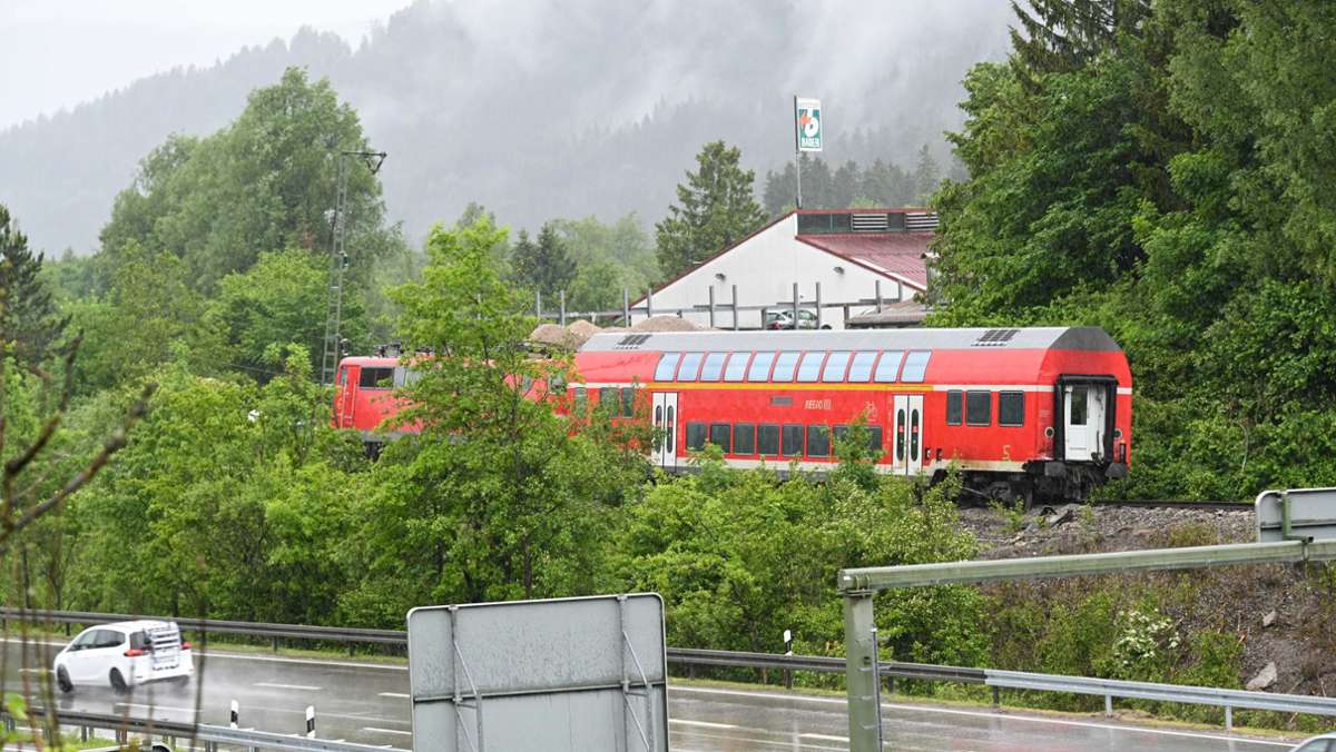 Nach Zugunglück in Garmisch-Partenkirchen: Bahn bereitet Bergung von Lok und Waggon vor