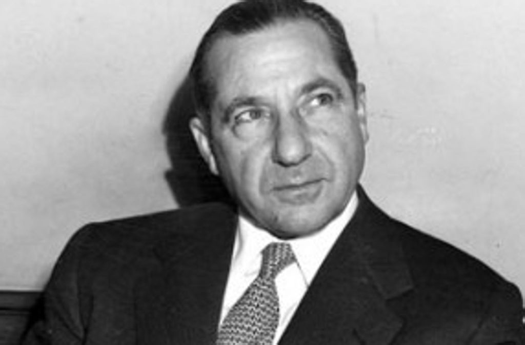 Von 1937 bis 1957 war Frank Costello der Boss der Cosa Nostra von New York. Er starb 1973 von der Polizei unbehelligt nach einem Herzanfall in einem New Yorker Krankenhaus.