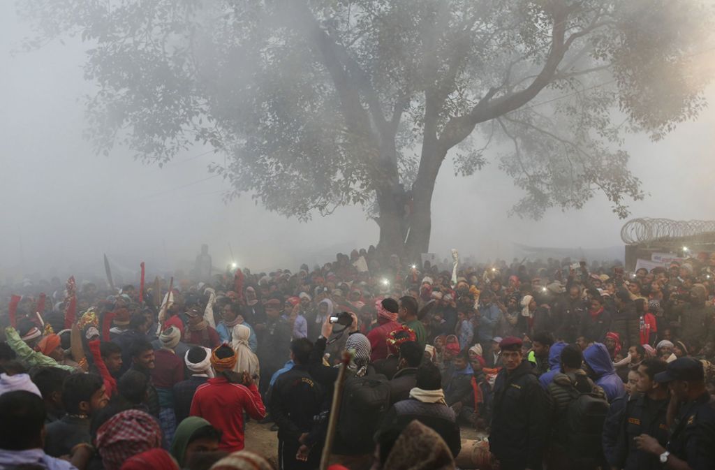 Gläubige aus Nepal und dem benachbarten Indien versammeln sich zum zweitägigen Opferfest.