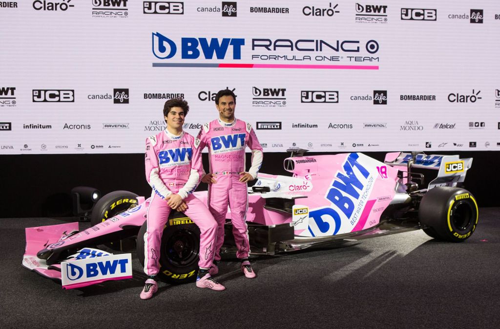 Die Piloten Lance Stroll und Sergio Perez (rechts) posieren vor ihrem neuen Schmuckstück – und hoffen, es ist schnell genug.