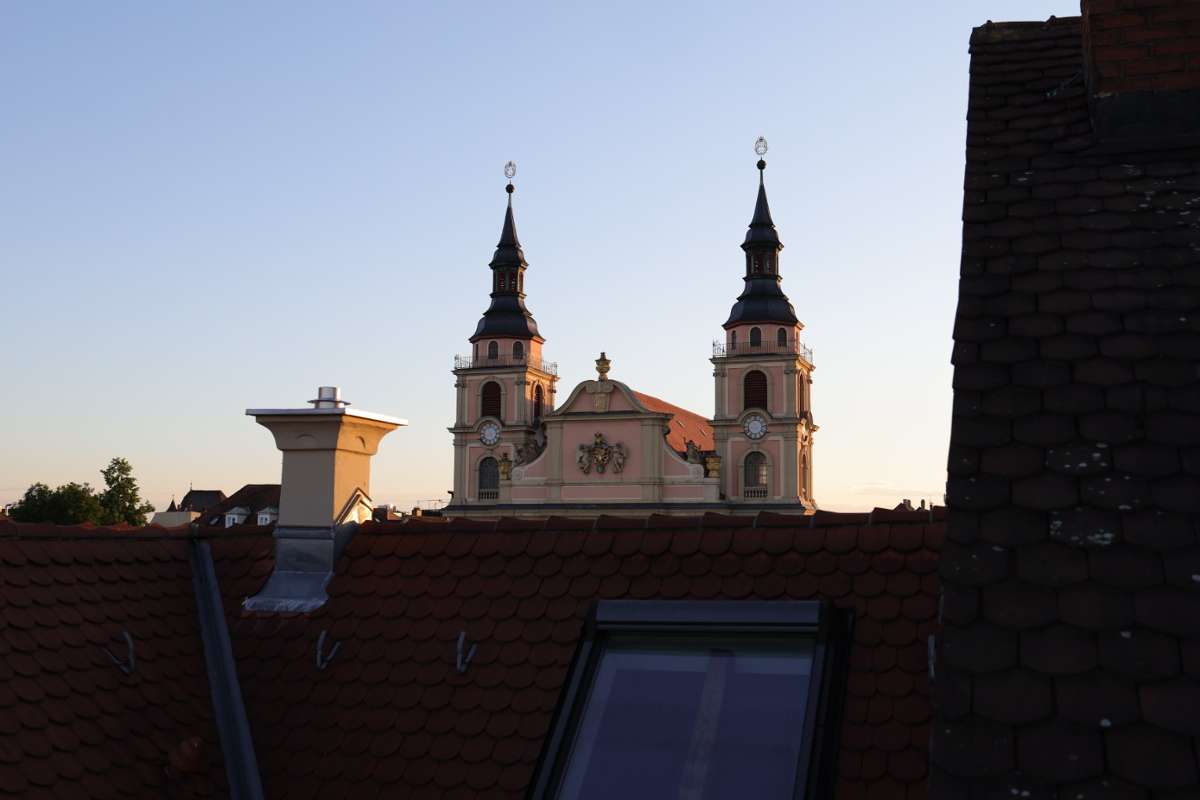 Die evangelische Kirche auf dem Marktplatz sieht man selbst von Weitem.