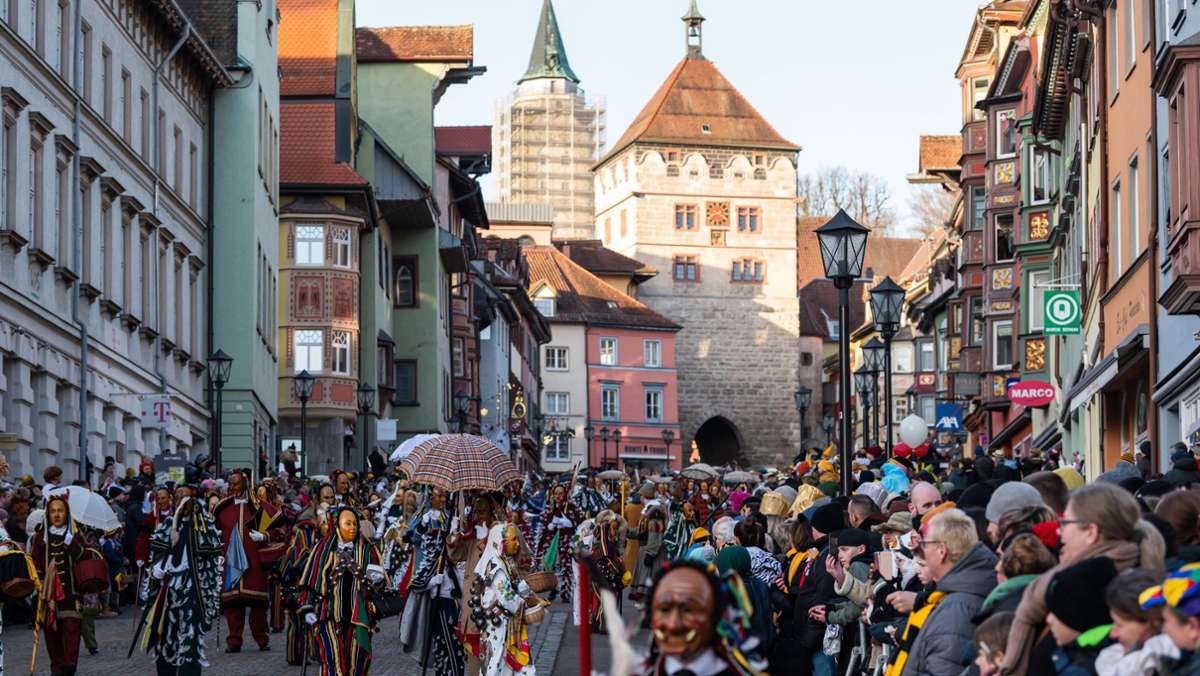 Rosenmontag  in Baden-Württemberg: Tausende strömen zu Rottweiler  Narrensprung
