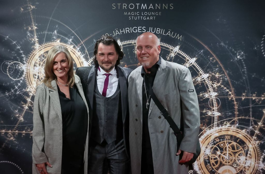 Zauberkünstler Thorsten Strotmann mit seinen Nachbarn, dem Fanta-Manager Andreas „Bär“ Läsker und seiner Frau Gaby Läsker, auf dem roten Teppich vor Strotmanns Magic Lounge.