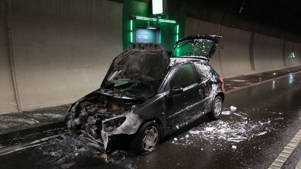Stuttgart: Auto brennt im Heslacher Tunnel