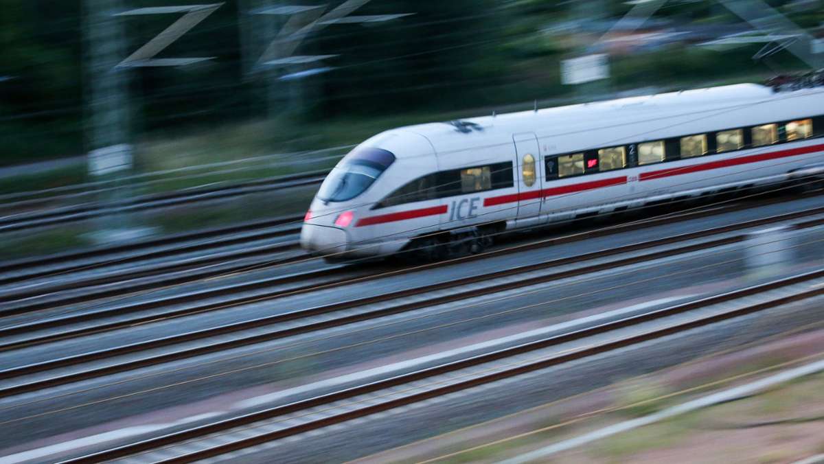  Diese Zugfahrt werden einige Reisende so schnell nicht vergessen: Bei einem Betrunkenen fallen im Intercity nach Stuttgart die Hemmungen. Er beleidigt und bedroht andere Fahrgäste. 