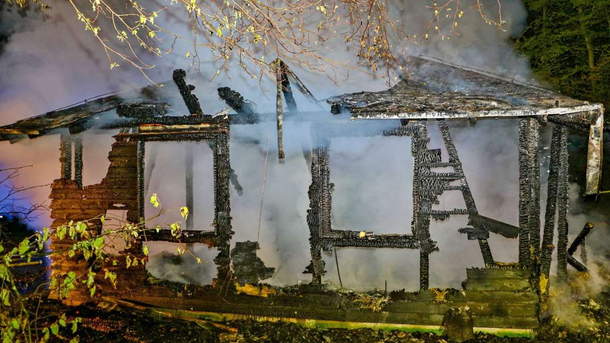 Hoher Schaden in Ditzingen: Schöckinger Waldhütte brennt komplett ab