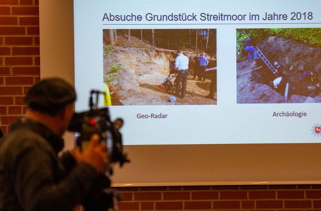 Ein Kameramann filmt Bilder am 7. Mai 2019, die während einer Pressekonferenz der Polizei über den Stand der Ermittlungen zum Göhrde-Mörder gezeigt werden. Untersucht werden mögliche Verbindungen zu weiteren Taten, in Lüneburg laufen die Ermittlungen zusammen.