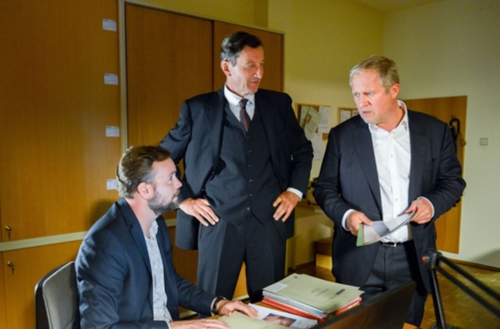 Zurück im Büro präsentiert Schimpf (l.) Sektionschef Ernst Rauter (Hubert Kramar, Mitte) und Eisner seine Ermittlungsergebnisse.