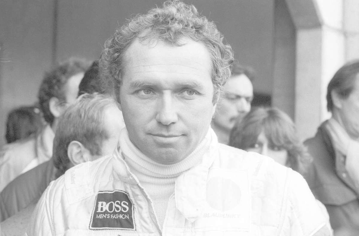 Jochen Mass’ Laufbahn führte vom Tourenwagensport über die Formel 1 bis hin zu Langstreckenrennen. 1975 gewann er den Großen Preis von Spanien in Barcelona.