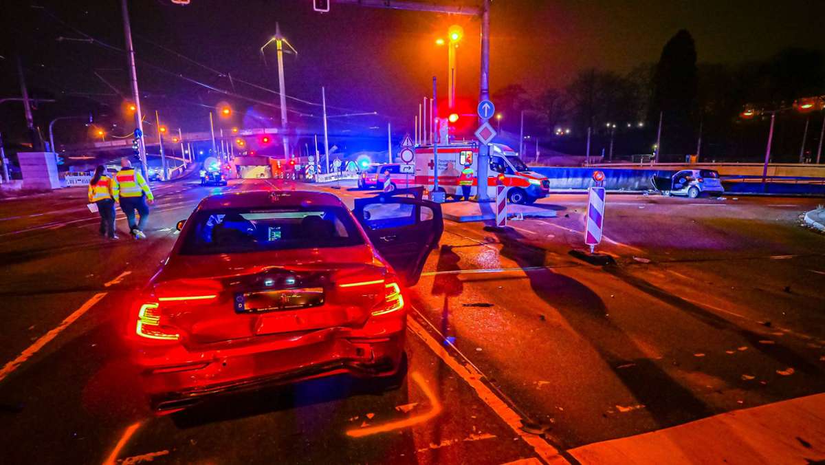  In Stuttgart-Bad Cannstatt fährt ein 33-Jähriger mit seinem Auto ungebremst auf einen an einer roten Ampel stehenden Wagen auf. Nicht nur er wird verletzt. 