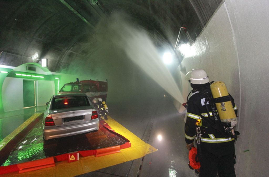Im Tunnel kämpften die Feuerwehrleute derweil gegen die Flammen.