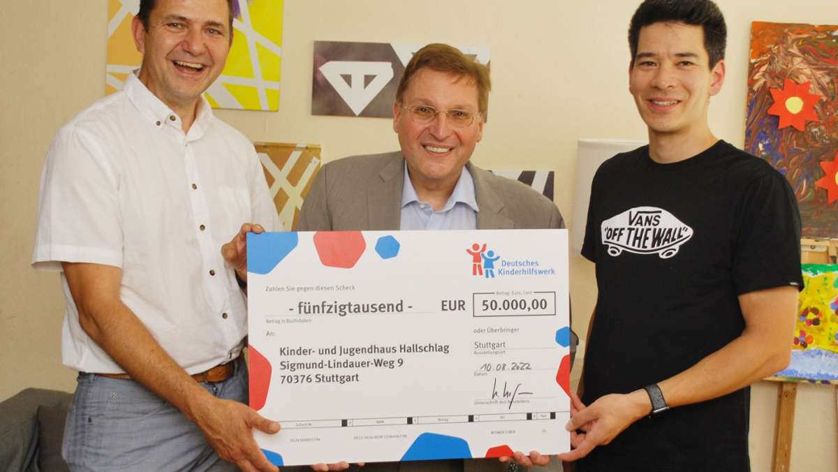 Scheckübergabe in Stuttgart-Bad Cannstatt: 50 000 Euro für das Kinderhaus Hallschlag