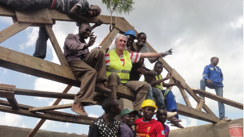 Degerlocher hilft in Tansania: Ein schwarz-weißes Bauprojekt