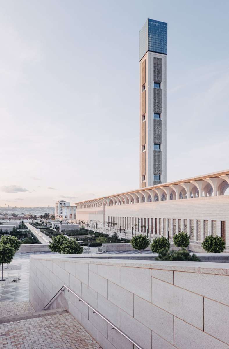 Der schlanke Turm des Minaretts ist, entsprechend den Bautraditionen des Maghreb, asymmetrisch aus der Achse gerückt und mit seinen 265 Metern das höchste Gebäude Afrikas.