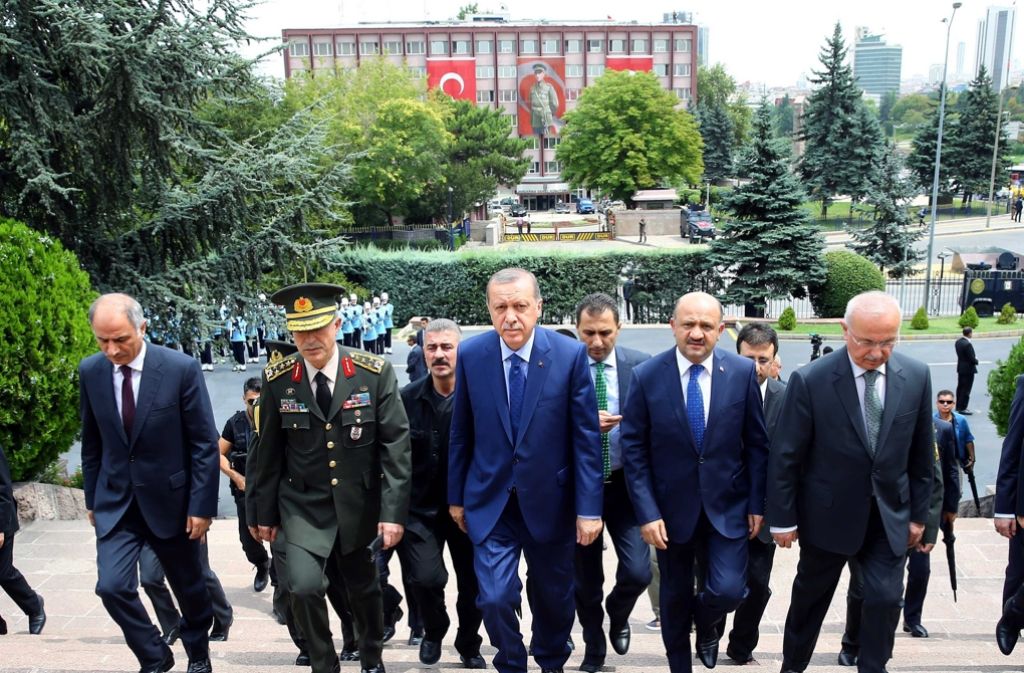 Präsident Erdogan und seine Getreuen auf dem Weg zu einer Sitzung. Foto: dpa