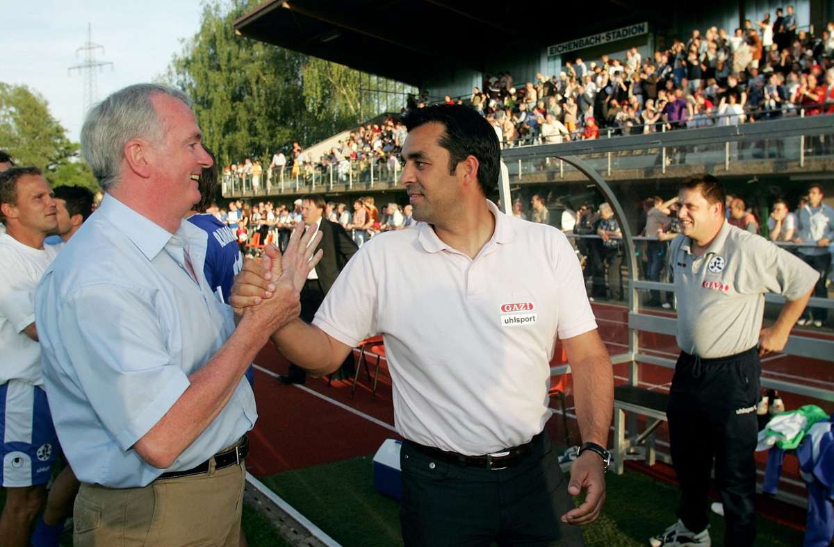 Der damalige Präsident Hans Kullen und Trainer Robin Dutt freuen sich über den Pokalsieg 2005 in Eislingen.