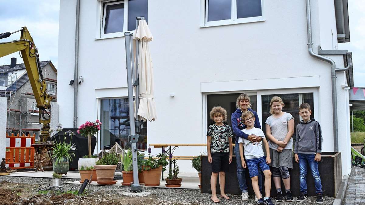  Eva-Maria Esslinger und Matthias Pintor haben mit ihren drei Jungs als erste Familie ein Haus im Aichwalder Neubaugebiet Fuchsbühl bezogen. In den nächsten Monaten werden hier bis zu 350 Neubürger erwartet. 