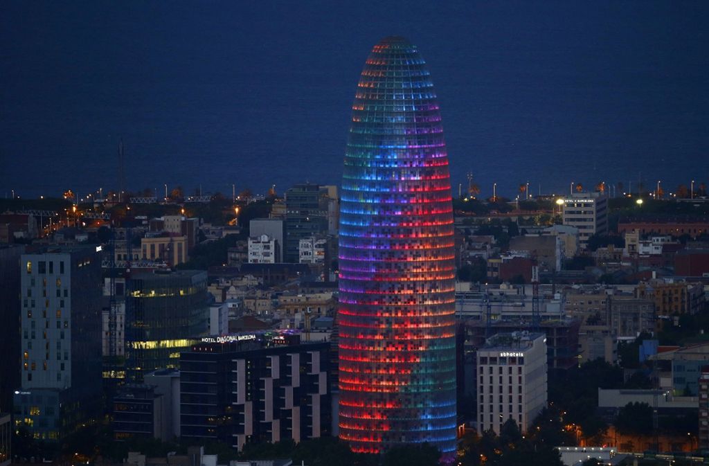 ... leuchtet der Torre Agbar symbolisch in den bunten Farben des Regenbogens.