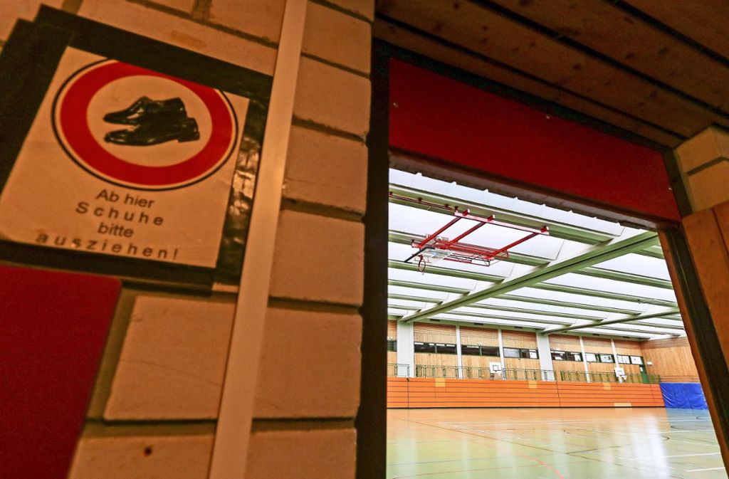 In die Münchinger Sporthalle regnet es rein. Das Dach ist undicht. Foto: factum/Granville