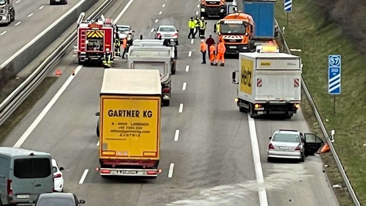 Schwerer Unfall auf der A8 bei Kirchheim: Pkw prallen gegen Sattelzug – zwei Schwerverletzte