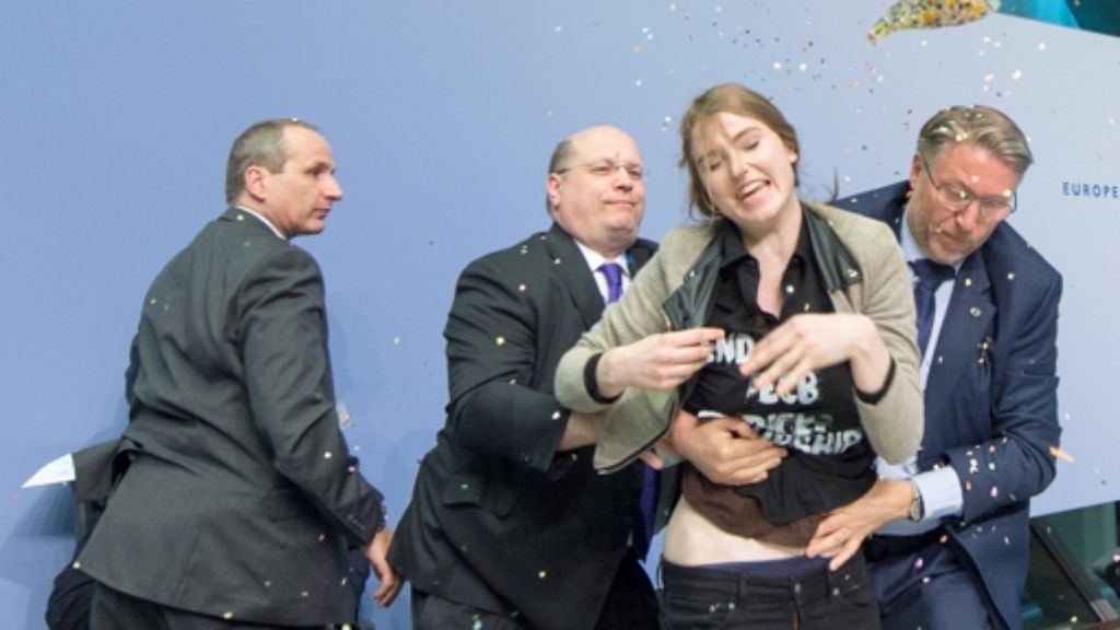  Europas oberster Währungshüter ist am Mittwoch bei einer EZB-PK von einer Femen-Aktivistin kurz aus dem Konzept gebracht worden. Die Frau sprang vor Mario Draghi auf den Tisch. Draghi ließ sich allerdings kaum aus der Ruhe bringen und machte nach einer kurzen Pause weiter. 