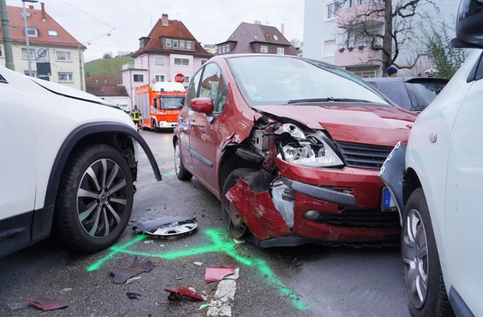 Unfall mit vier Fahrzeugen: Rentnerin gerät in Gegenverkehr