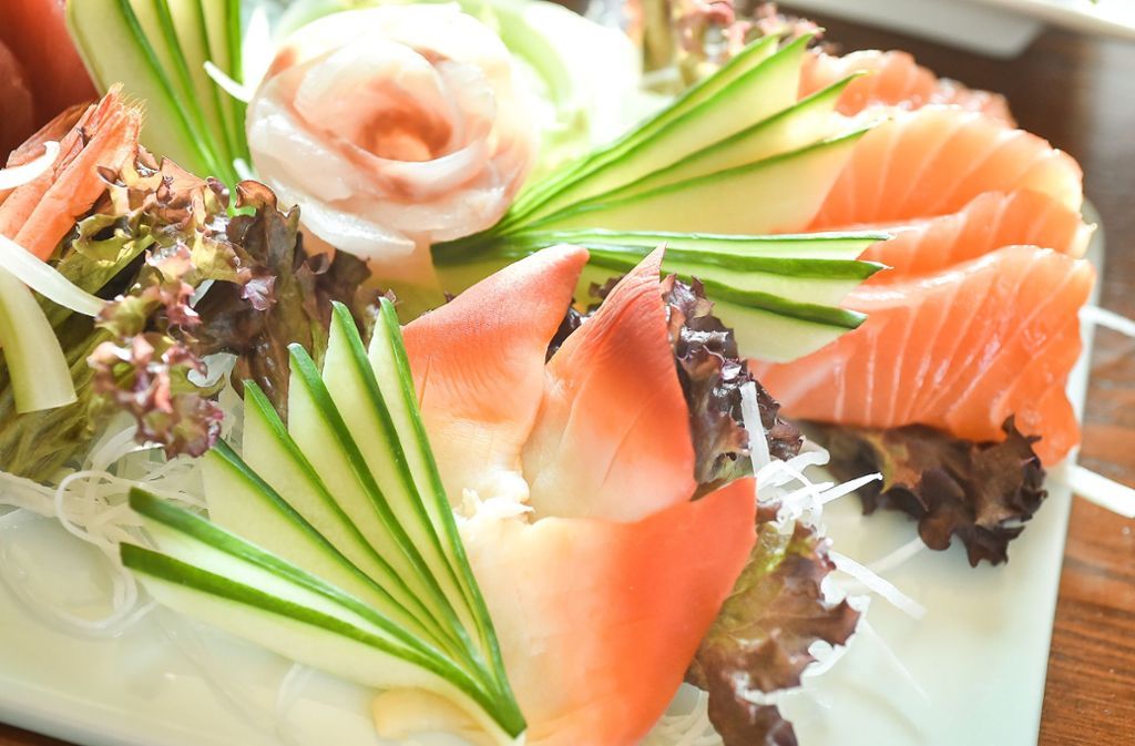 Sushi richtig schneiden lernen: Fisch zu schneiden ist eine Kunst, nicht umsonst dauert die Ausbildung zum Sushi-Meister in Japan gerne mal zehn Jahre. Auch wenn man deren Niveau autodidaktisch wohl kaum erreichen wird, gibt es etliche Youtube-Tutorials, mit denen Hobbyköche einen besseren Umgang mit unterschiedlichen Fischsorten lernen können. (Symbolbild)