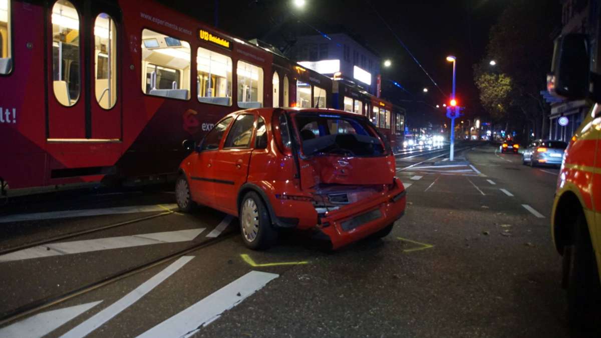 Unfall in Bad Cannstatt: Pkw fährt gegen Stadtbahn – Frau stürzt