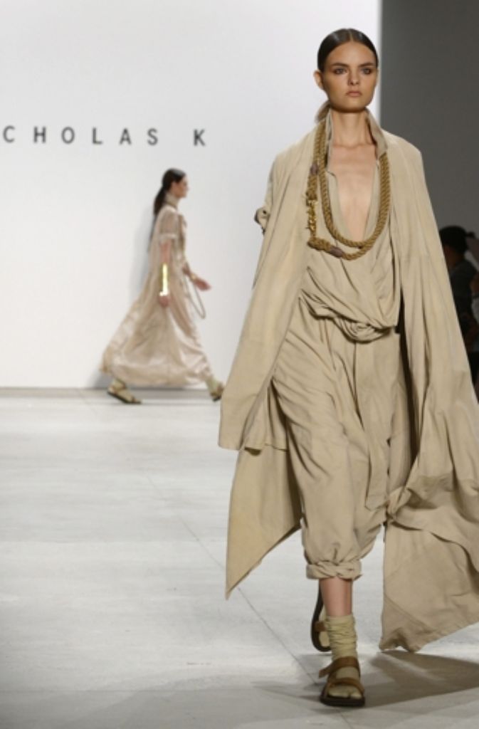 Die Mode des Labels Nicholas K orientiert sich auch in der Frühling/Sommer-Kollektion an einem zugleich nomadisch und urban angehauchten Style.