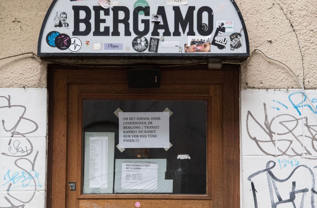 In einigen Clubs und Bars in Stuttgart – wie hier im Bergamo – müssen Trachtenträger während der Wasenzeit draußen bleiben.