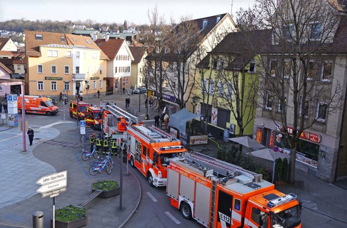 Polizeieinsatz in Stuttgart-Feuerbach: Rätsel um zwei Tote nach Wohnungsbrand