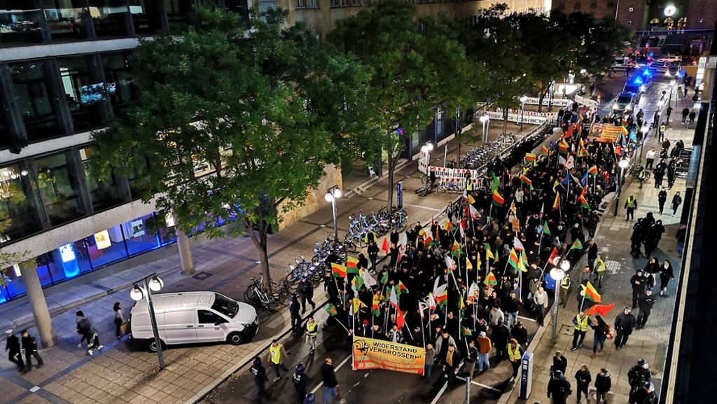 Reaktion auf türkische Syrienoffensive: Hunderte Menschen ziehen bei Kurden-Demo durch Stuttgart
