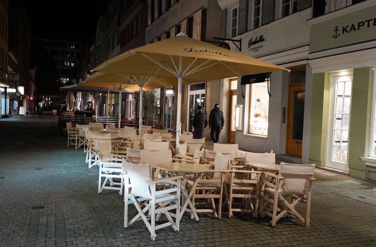 In der Calwer Straße finden sich kleine Lokale zwischen den Geschäften. Wo sonst Pizza , Kaffee und Kuchen verzehrt werden, bleiben die Stühle im November leer.