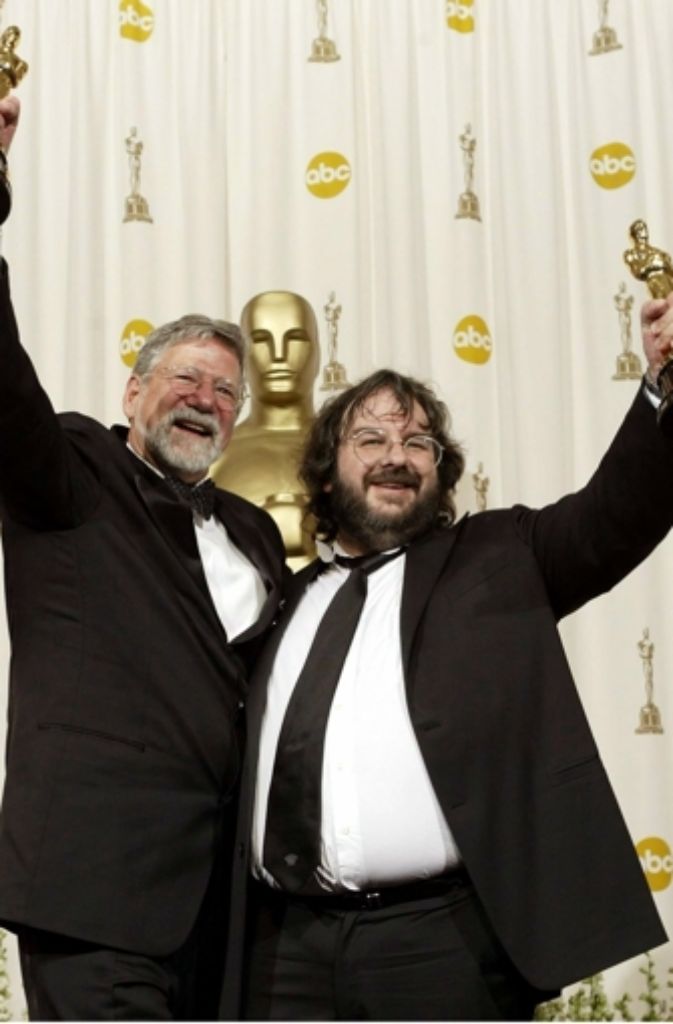 Sowohl die „Herr der Ringe“-Teile als auch die „Hobbit“-Trilogie war bislang ein Kassenschlager – alle Filme haben für sich genommen etwa eine Milliarde US-Dollar in den Kinos eingespielt. Auch bei den Academy Awards wurden die Filme honoriert – der „Herr der Ringe“ gewann insgesamt 17 Oscars, die beiden ersten Teile vom „Hobbit“ sieben.