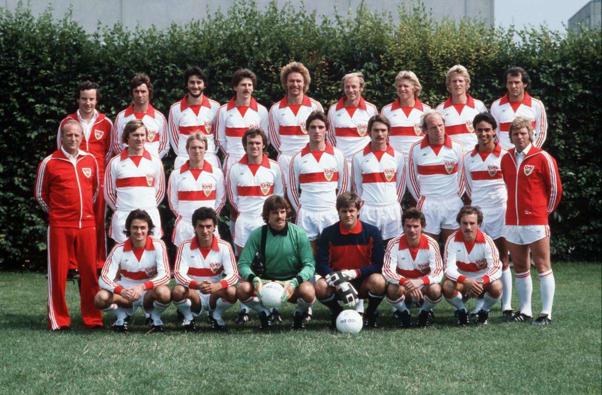 Sportlich etablierte Sundermann den VfB wieder in der ersten Liga. Vierter und Vizemeister wurde er mit den Stuttgartern. Auch hier beim Mannschaftsfoto der Saison 1978 kam Sundermanns Vorliebe für die Spielertrikots noch einmal zum Vorschein.