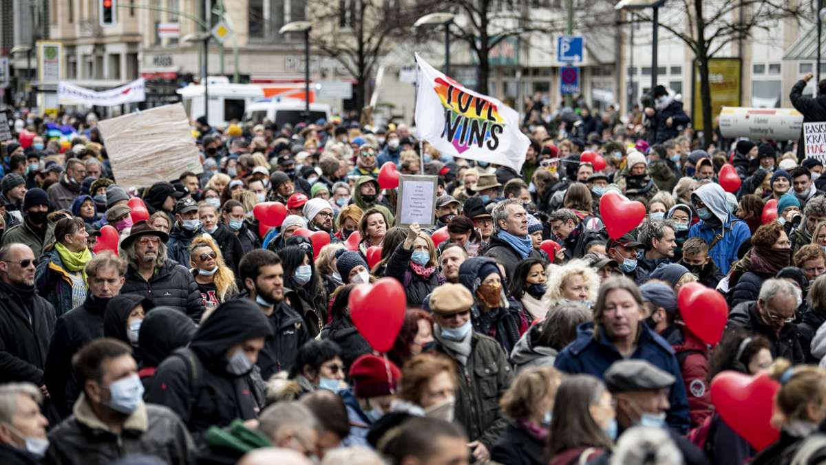 In mehreren deutschen Städten: Tausende Teilnehmer bei Demonstrationen gegen Corona-Maßnahmen