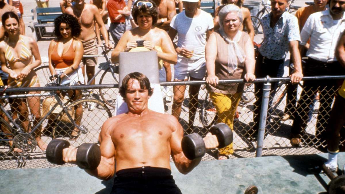  Eine Doku zeichnet die Karriere des Bodybuilders, Schauspielers und Politikers Arnold Schwarzenegger nach, der mit eisernem Willen und stählernen Muskeln zum leibhaftigen amerikanischen Traum wurde. 