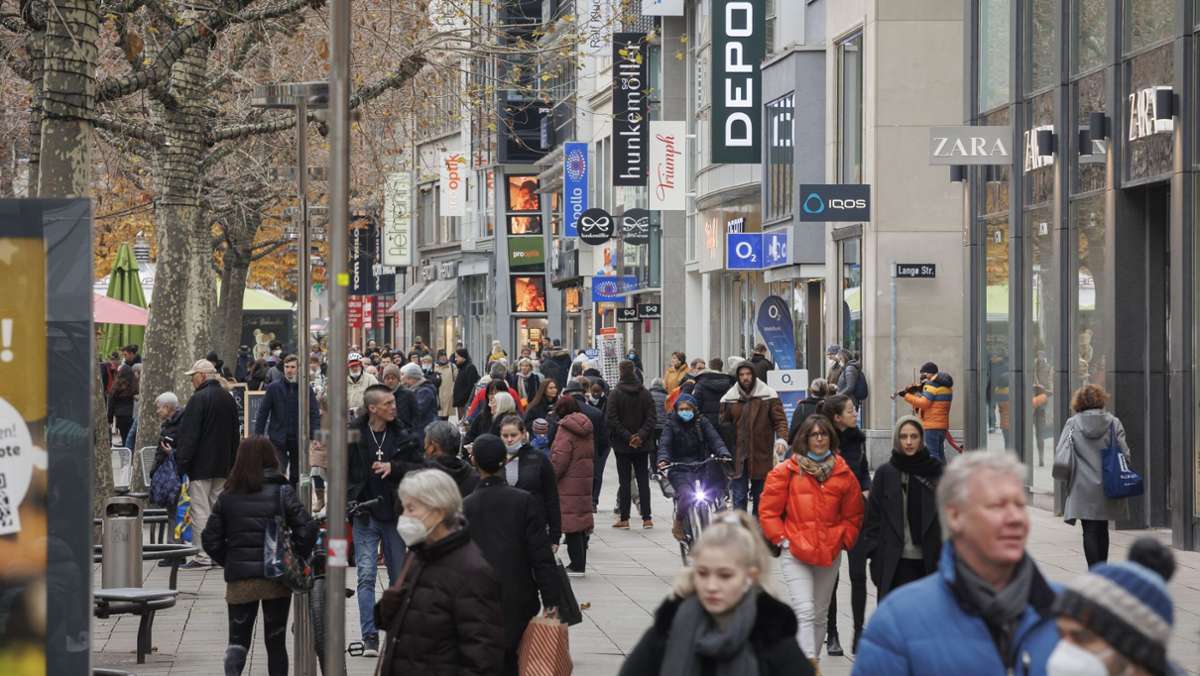  Auch im Weihnachtsgeschäft hat die Königstraße laut einer Auswertung des IVD-Instituts nicht mehr Passanten angezogen. Das Virus und die 2-G-Beschränkung dämpfen die Lust aufs Shopping. 