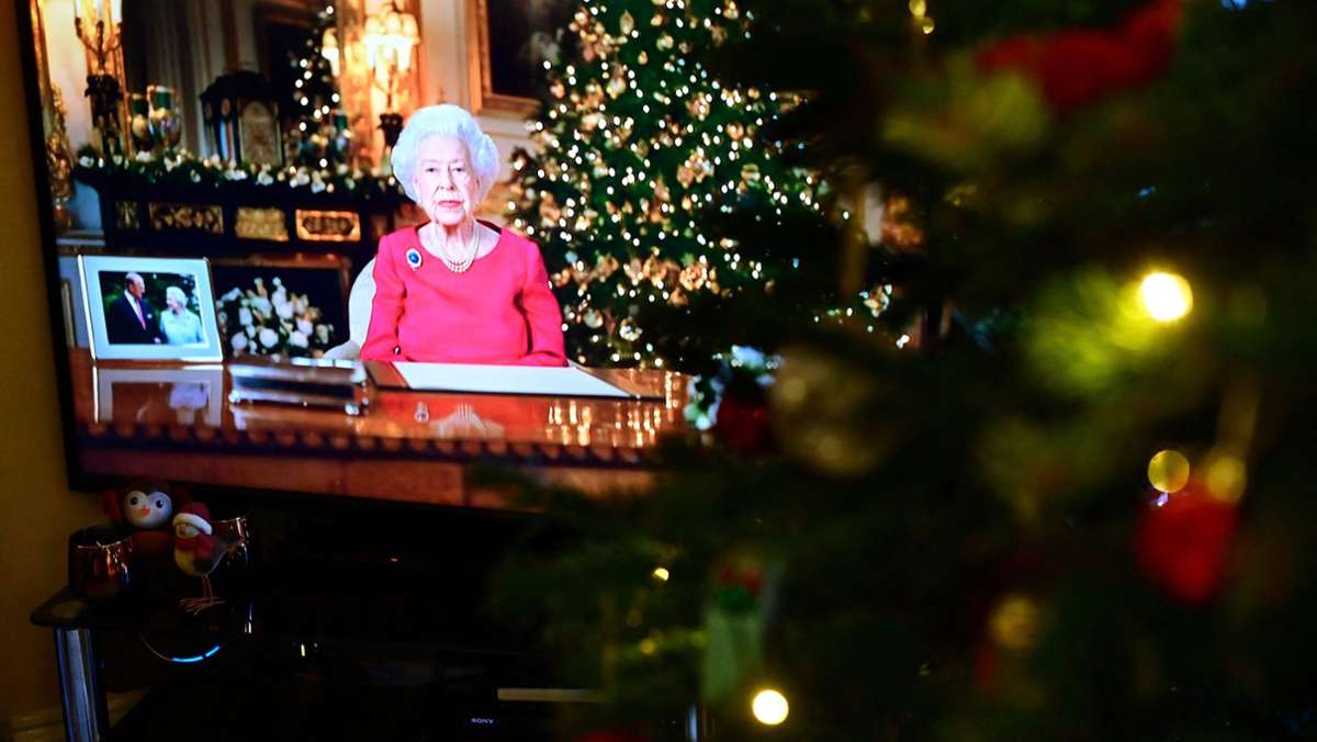  Es ist das erste Weihnachten für Elizabeth II. seit dem Tod ihres Mannes Philip. Trotz Trauer und Pandemie blickt die Queen positiv in die Zukunft. Stolz ist sie auf das Engagement ihrer Abkömmlinge für die Umwelt. Doch nicht alle Royals finden in der Rede Erwähnung. 